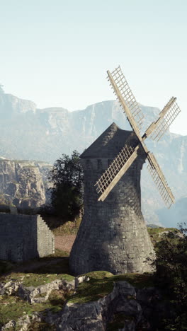 antiguo molino de viento en un paisaje montañoso