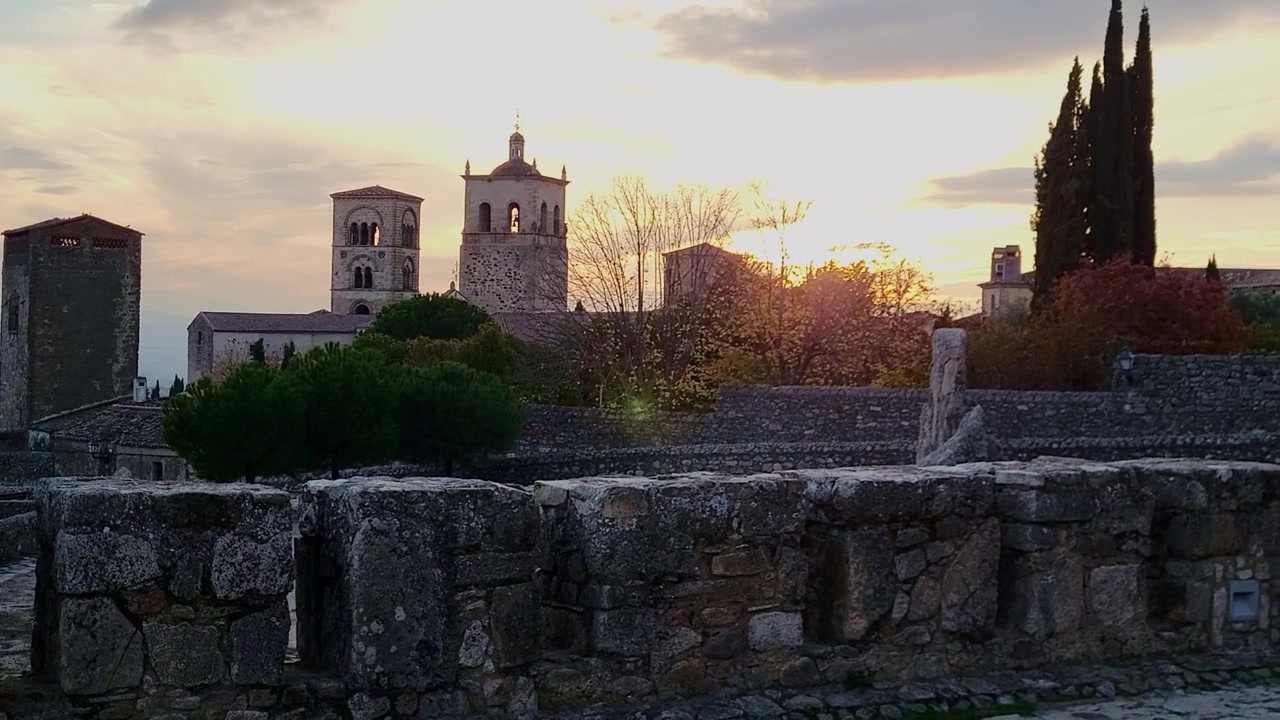 Trujillo, España. Vista panorámica de la ciudad al atardecer, con torres de iglesias y campanarios contra un hermoso ocaso.