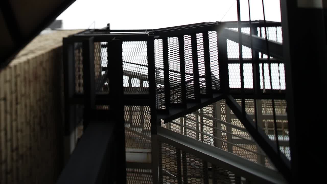 escalera de metal moderna