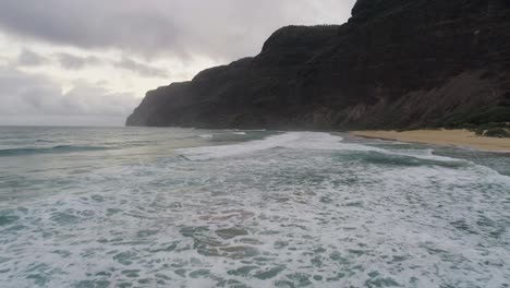 Luftdrohnenansicht-Von-Kauai,-Hawaii,-Napali-Küste,-Polihale-Strandbrandung