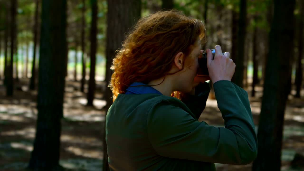 mujer haciendo clic en la foto con la cámara 4k