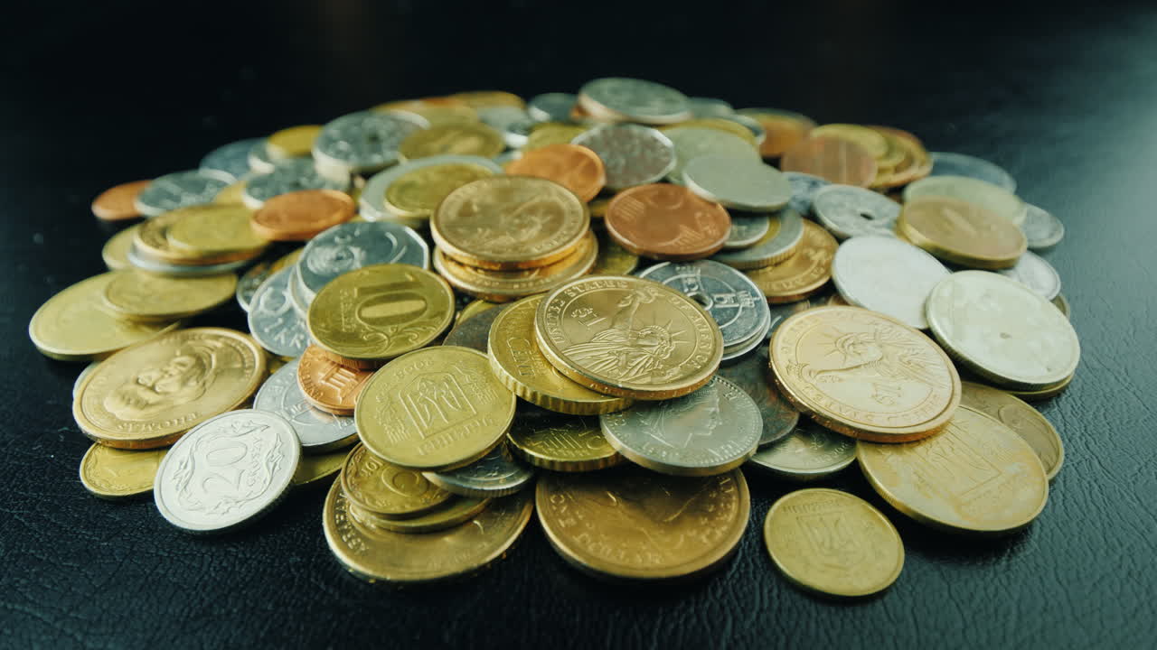 manos para tomar un montón de monedas de la mesa