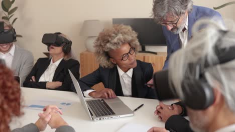 la gente de negocios que usa gafas de realidad virtual trabaja con la tecnología metaverso - concepto de nueva tecnología vr