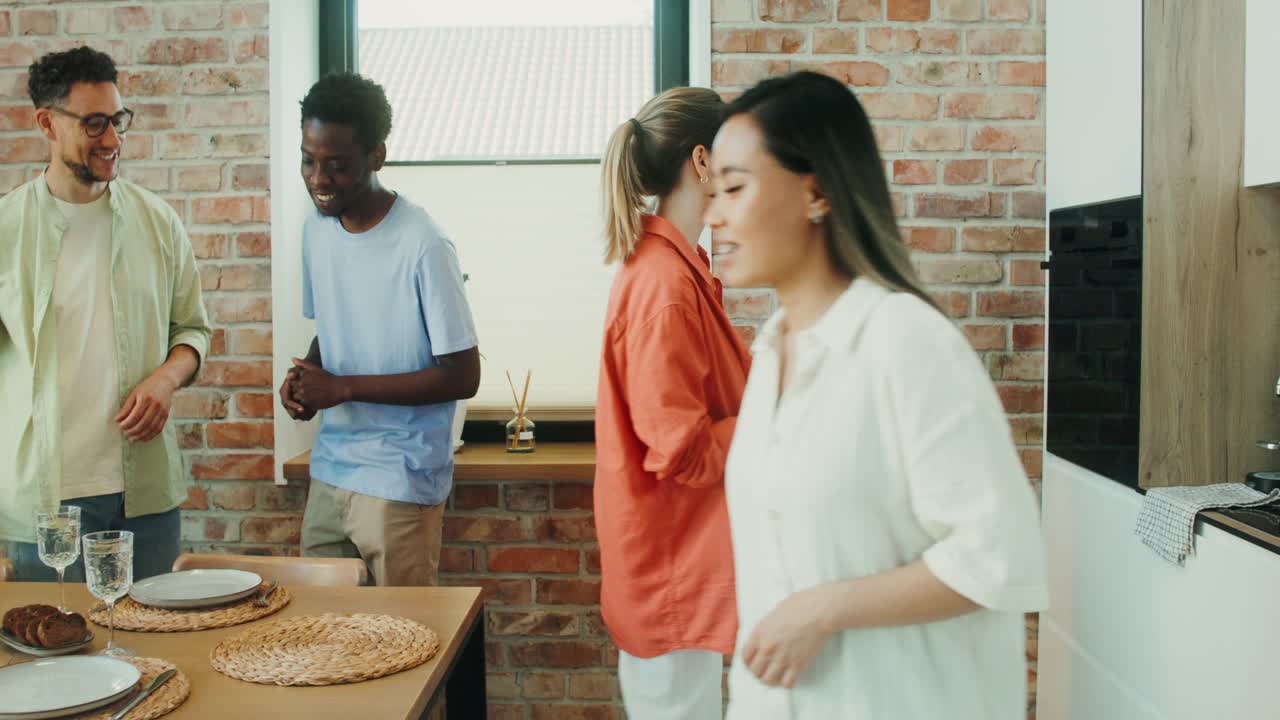 커플이 요리하고 집에서 저녁을 먹는 것