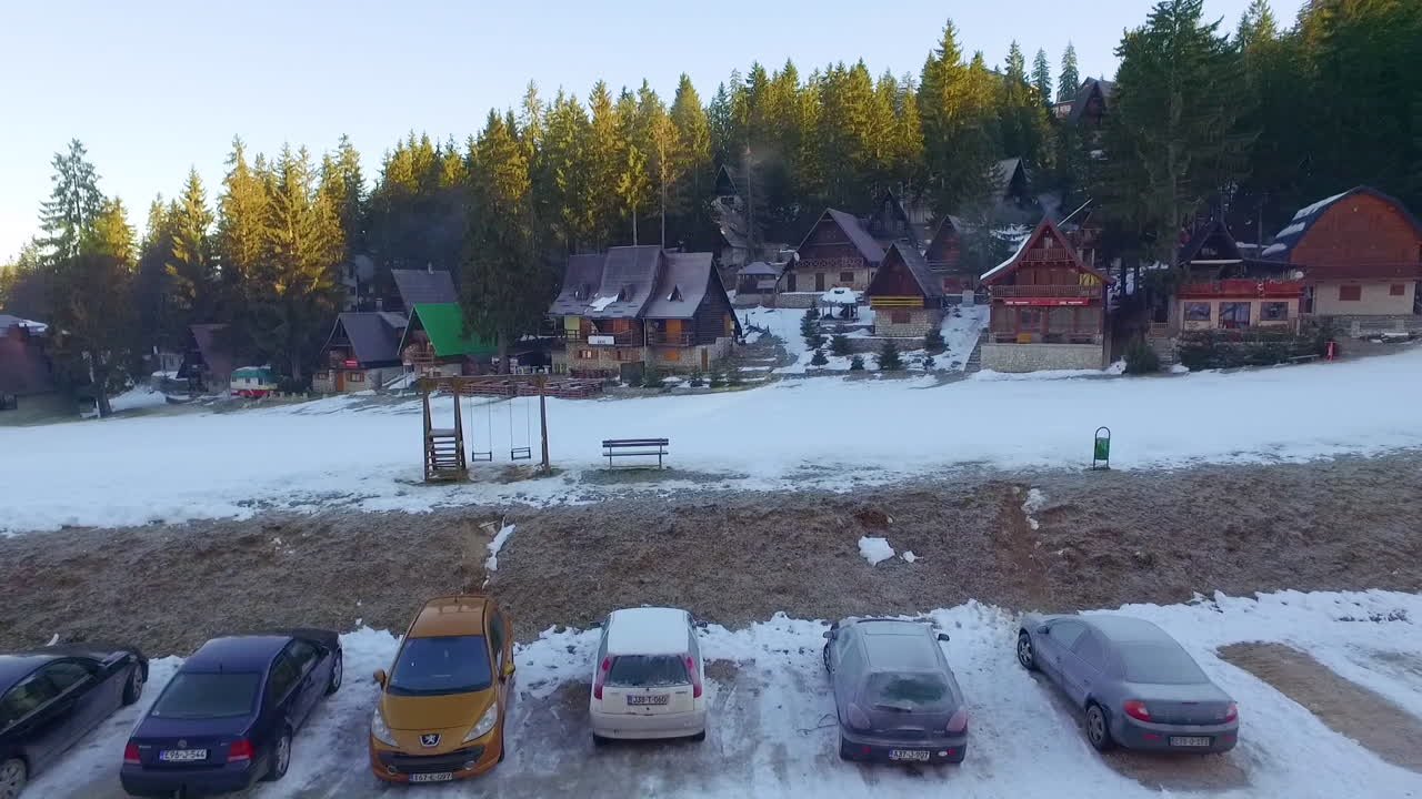 vista aérea del deporte turístico, zona de esquí y complejo recreativo en la montaña jahorina, bosnia y herzegovina