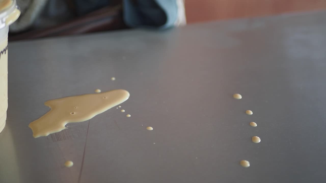 кофе пролилось на стол.