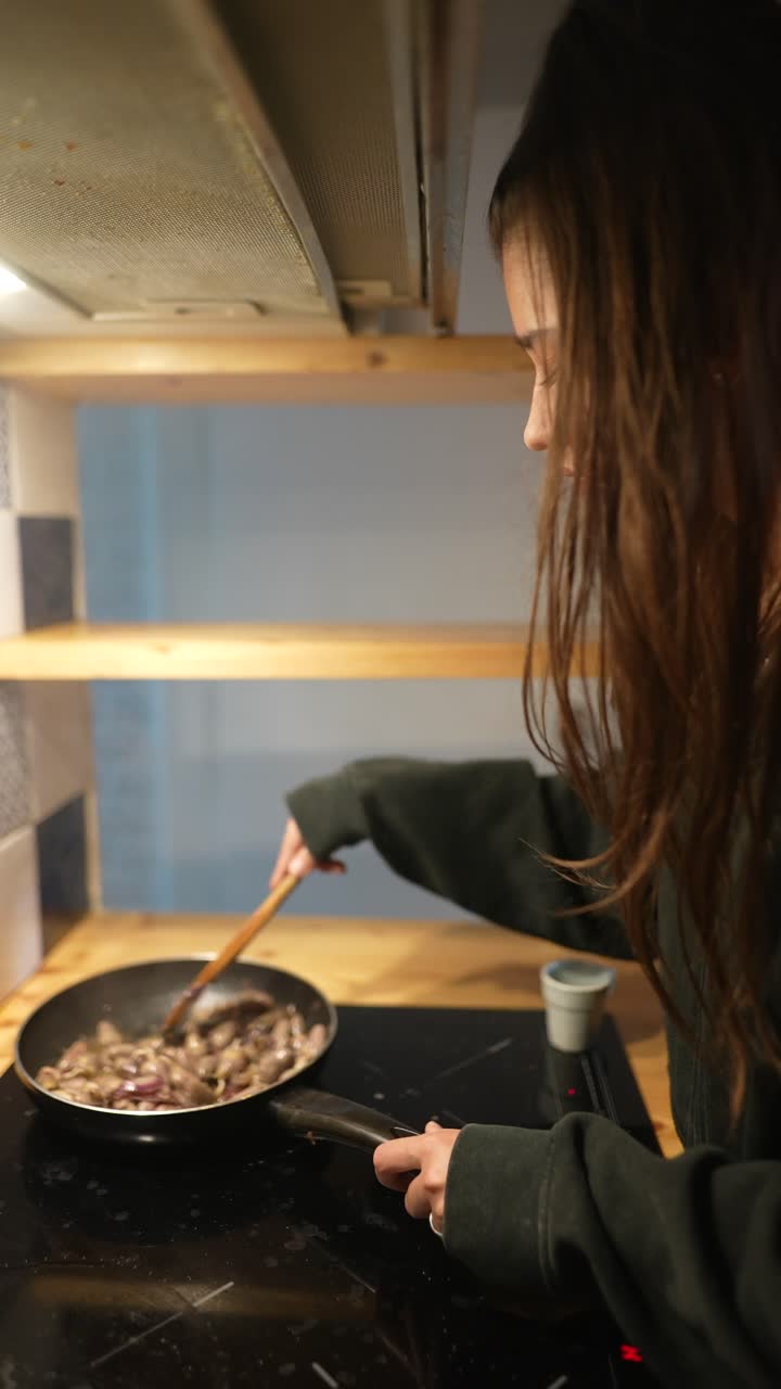 부 ⁇ 에서 요리하는 여자