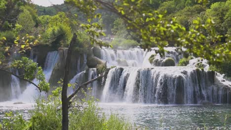 Cascadas-De-Slomo-En-El-Parque-Nacional-Krka