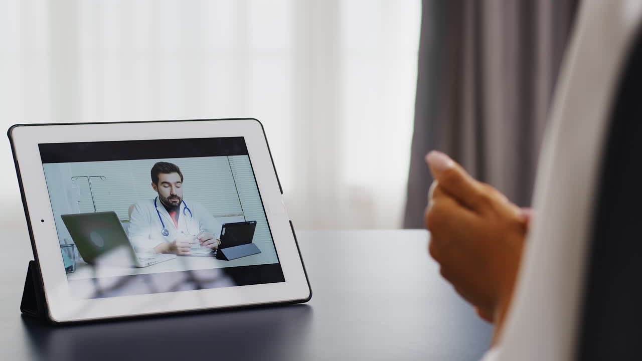 Paciente femenina en una videoconferencia.