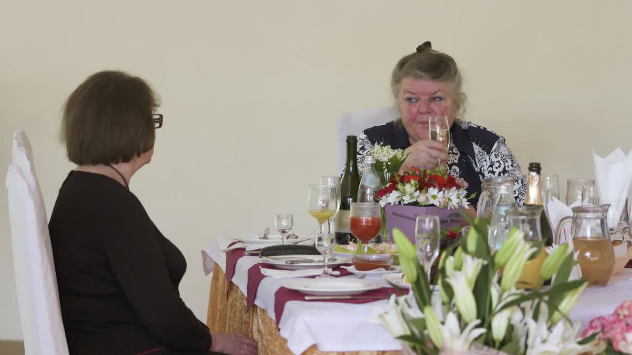 ancianos celebrando el 70 aniversario en una mesa de cena festiva en un restaurante