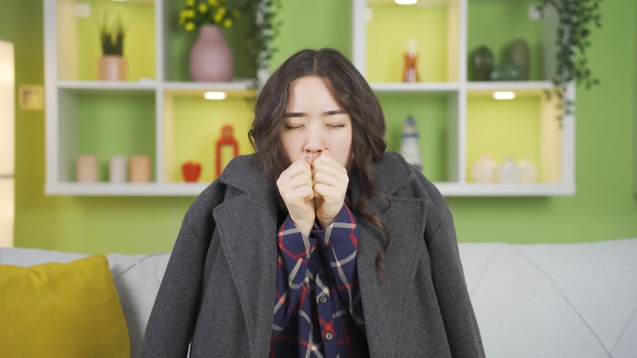 감기에 차가운 젊은 아시아 젊은 여성.