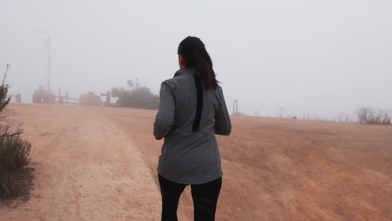 una carrera matutina en la niebla y las nubes