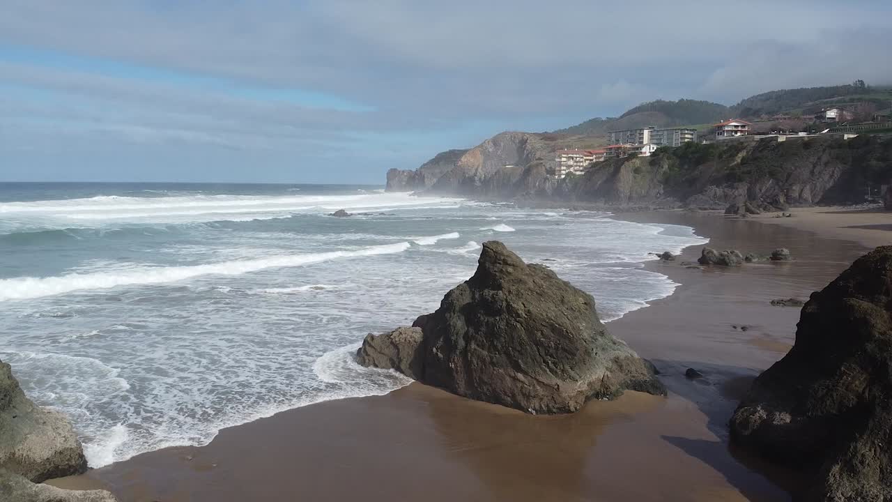 vista aérea de drones de la playa de bakio en el país vasco en un día nublado