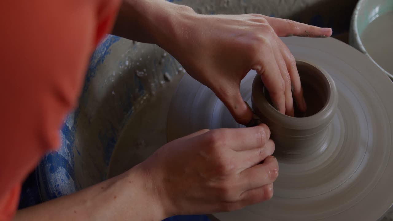 그녀의 스튜디오 에서 일 하는 젊은 여성 도자기 제작자