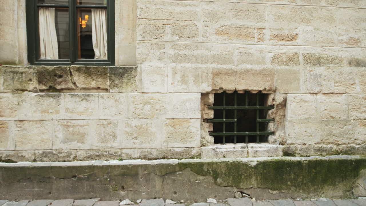 점프, 음악을 듣고 카메라를 보면서 거리를 걷고 백인 금발의 젊은 여자