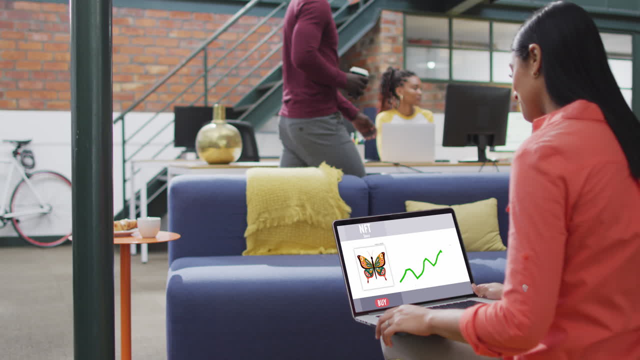 mujer de negocios biracial que usa una computadora portátil para videollamadas con procesamiento de datos