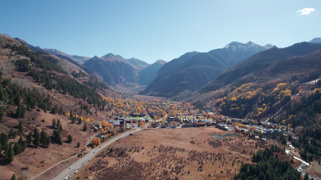 러라이드 (telluride, co) 의 먼 백 드론 공중 풍경, 은 날 가을에