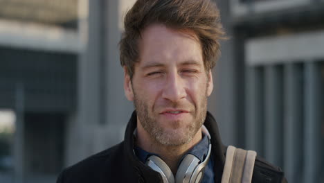 retrato de cerca hombre joven atractivo gira la cabeza sonriendo disfrutando de un estilo de vida urbano exitoso hombre de negocios feliz mirando alegre en la ciudad al atardecer cámara lenta