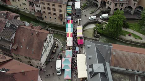 multitudes de personas en el mercado en el casco antiguo, calles y callejones de annecy, aéreas