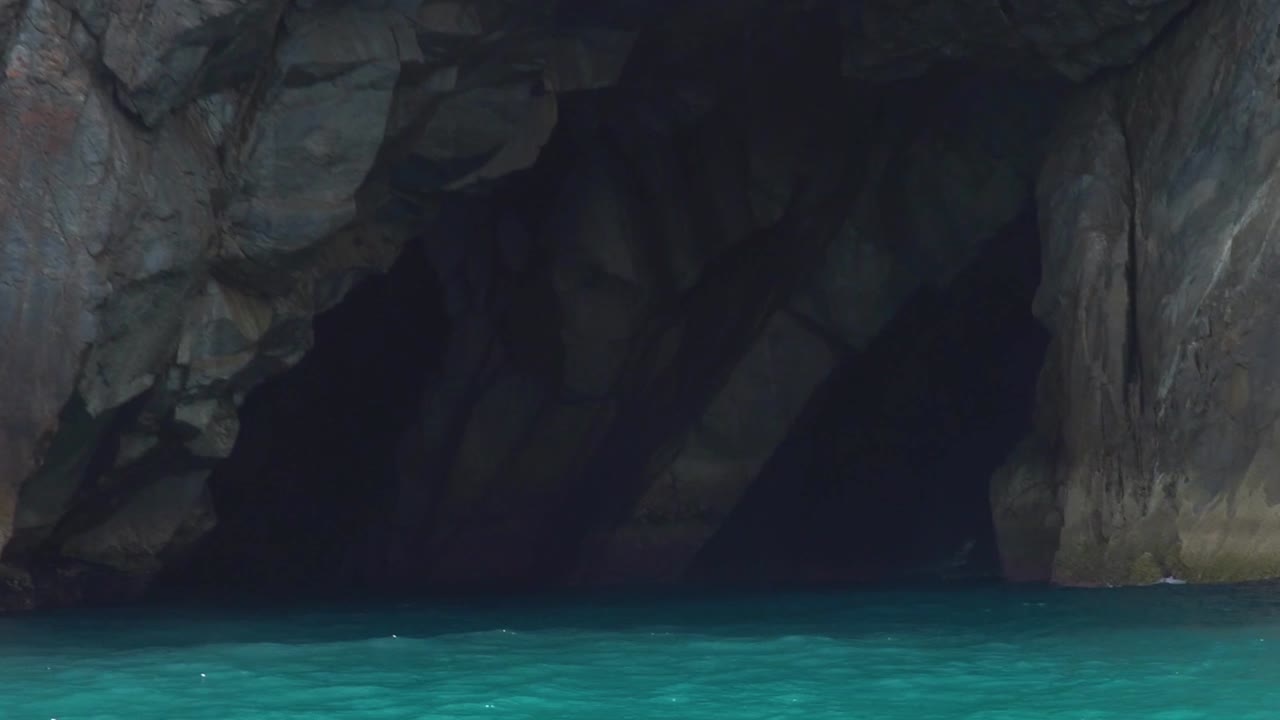 vista panorámica lejos de la garganta del agua en brasil, río de janeiro