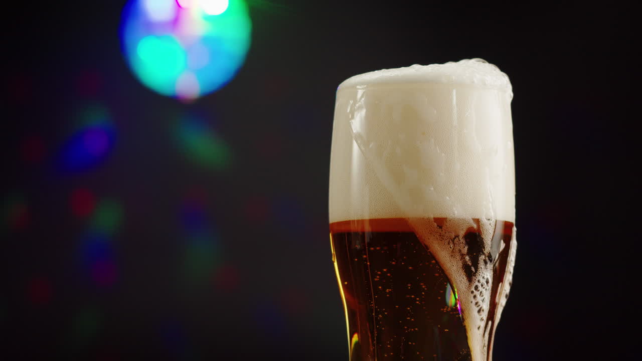 거품과 맥주 한 잔