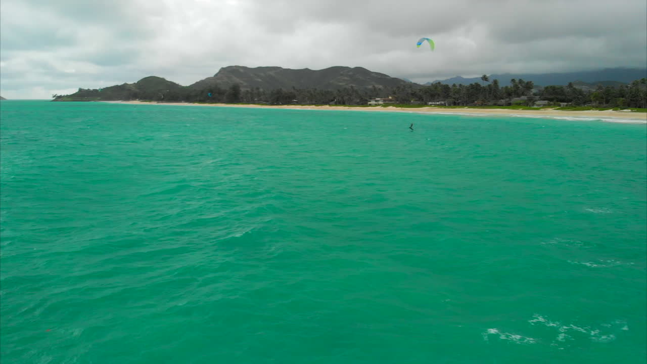 카일루아 베이에서 카이트 보더의 공중