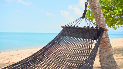 Una-Suave-Brisa-Del-Océano-Ondula-Una-Hamaca-De-Cuerda-Sobre-Las-Arenas-Blancas-De-Una-Playa-Tropical