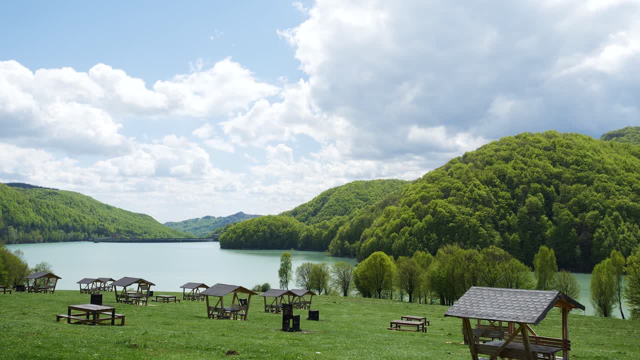 시간 경과 - 녹색 산과 호수 위의 클라우드스케이프