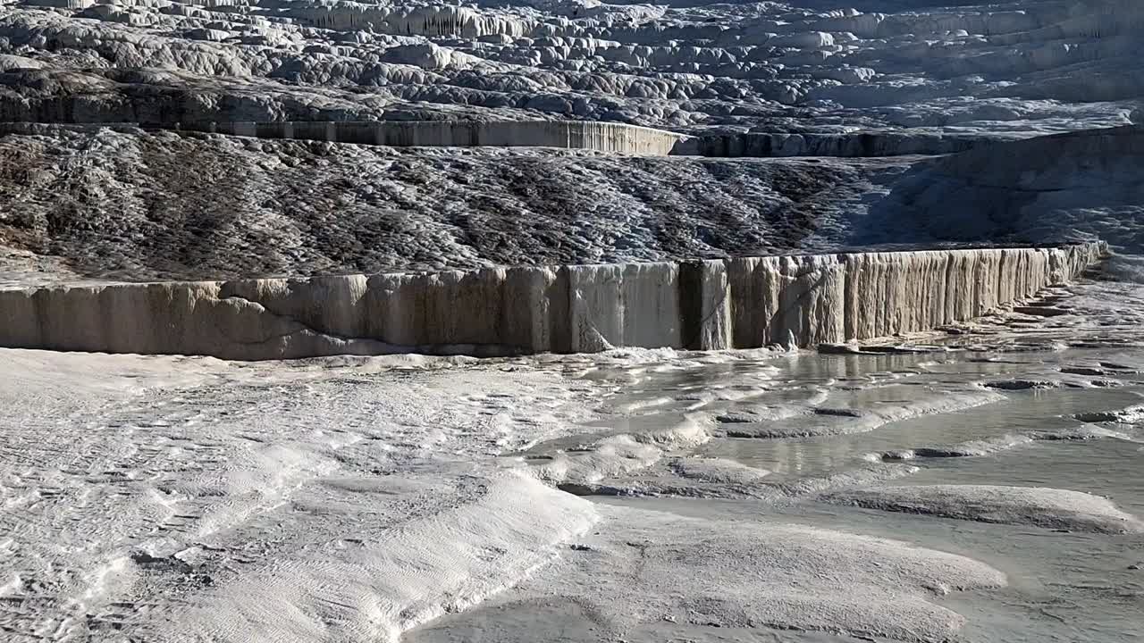 아침에 고대 물의 반점