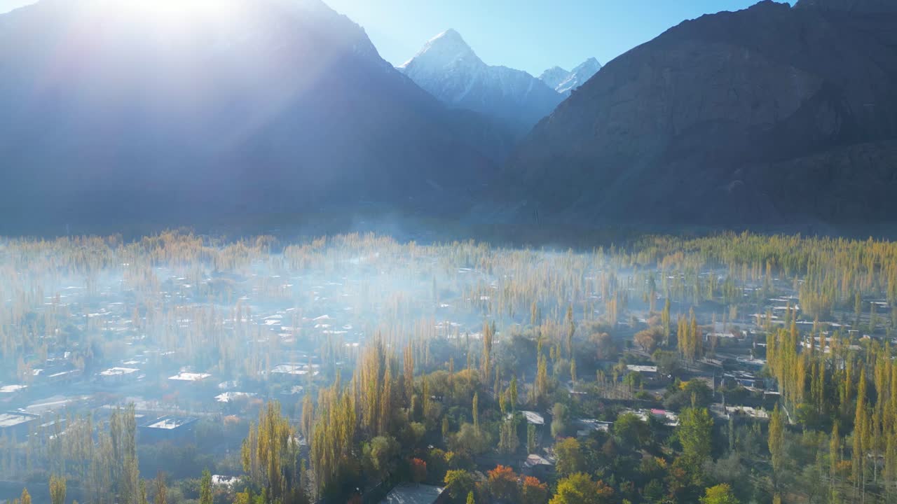 Cảnh quay bằng drone phong cảnh đẹp của thành phố Skardu vào một ngày sương mù ở Pakistan