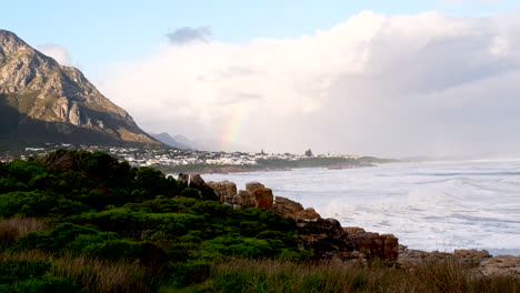condiciones de invierno ventosas en la costa de hermanus con olas turbulentas del océano