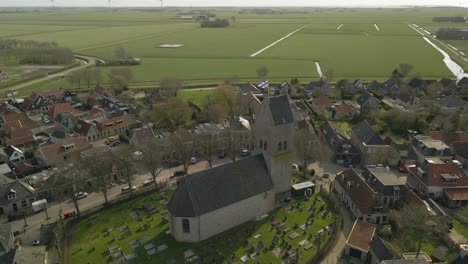 Diseño-Tradicional-De-La-Ciudad-Rural-Holandesa-Con-Iglesia-En-El-Centro-Del-Pueblo