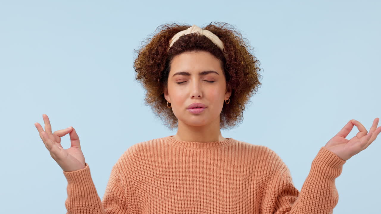 meditación, mujer y respiración con los ojos cerrados