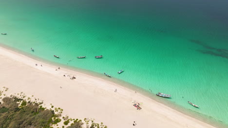 Barcos-En-El-Tranquilo-Paisaje-Marino-De-La-Playa-De-Shoab-En-La-Isla-De-Socotra,-Yemen---Toma-Aérea