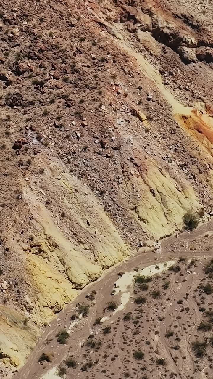 Vista aerea di formazioni rocciose colorate nel paesaggio degli Stati Uniti