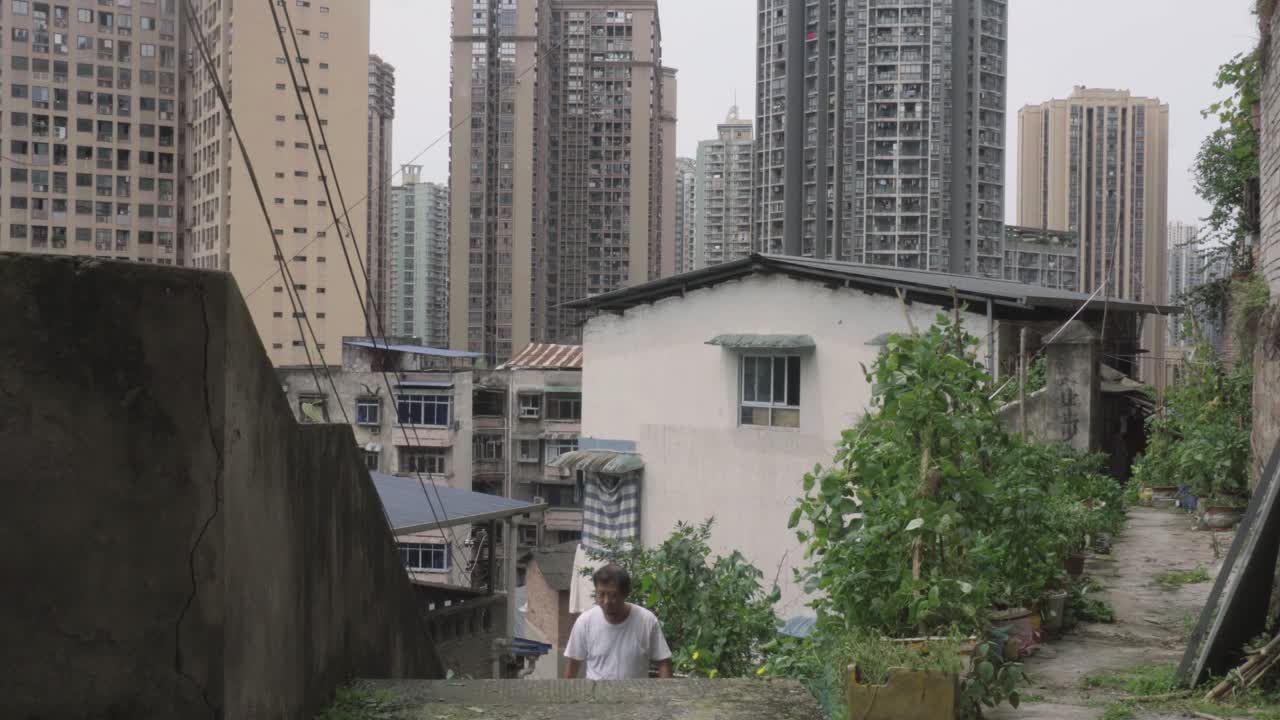 한 남자가 계단을 올라와 뒤를 돌아보았다.