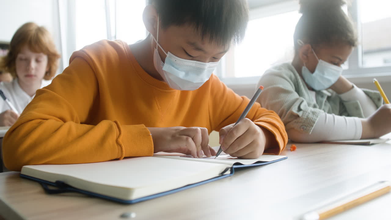 각도기를 사용하는 학생.