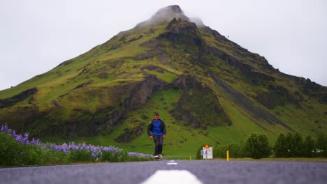 Skateboarder-Macht-Einen-Trick-In-Island-Mit-Wunderschönen-Bergen-Im-Hintergrund