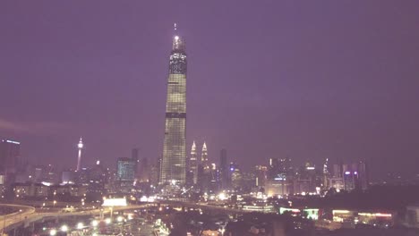 el rascacielos de intercambio 106 y sus desarrollos al atardecer, kuala lumpur, malasia