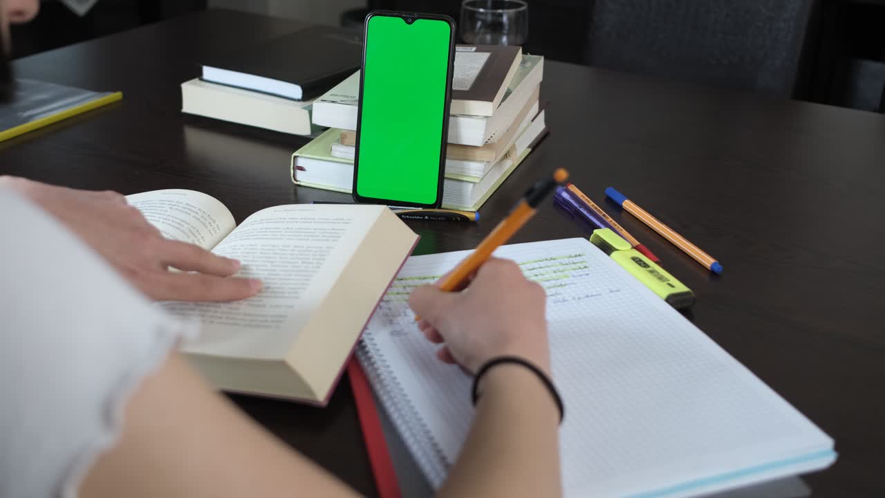estudiando con la pantalla verde del teléfono