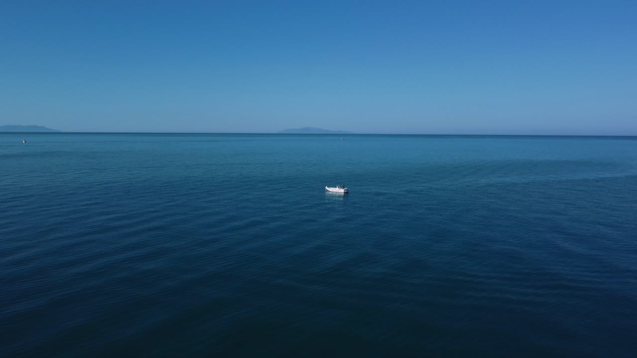 일몰 무렵 상징적인 마렘마 자연 공원에 있는 알베레세 근처 해변의 모래사장에서 이탈리아 토스카나의 어선 위에 드론