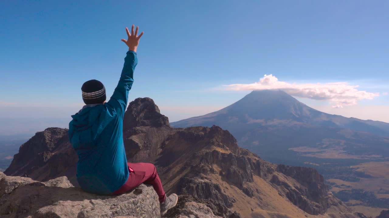 joven sentado al borde de un acantilado
