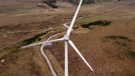 fotografía de cerca de las cuchillas de una turbina eólica en las hébridas exteriores