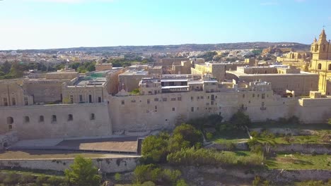 Clip-Panorámico-De-La-Ciudad-Medieval-Fortificada-De-Mdina-En-El-Norte-De-Malta