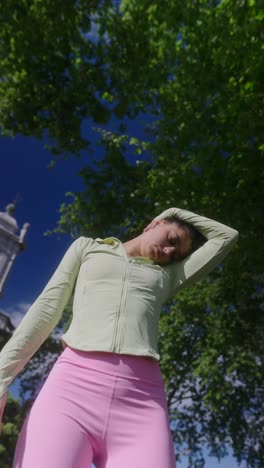 mujer estirándose en un parque
