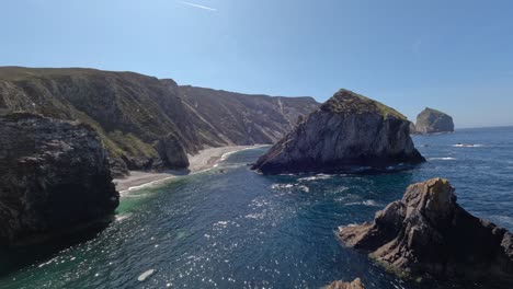 4K-Filmisches-FPV-Filmmaterial-Am-Himmlischen-Strand-In-Irland