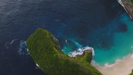 pintorescas características costeras famosas en nusa penida, playa kelingking, antena