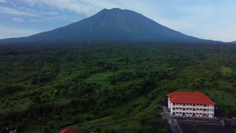 Luftaufnahme-Des-Dorfes-Mit-Berg-Agung-Im-Hintergrund