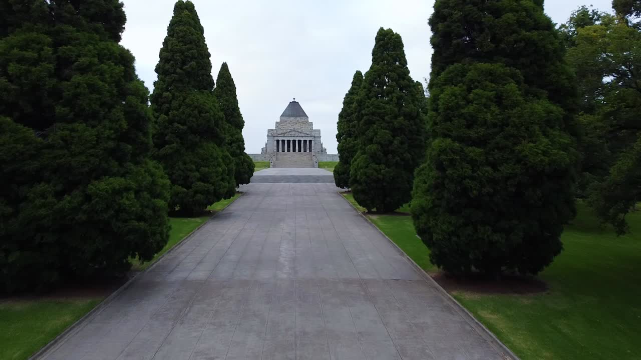 drone volando hacia el santuario del recuerdo de melbourne - tranquilo durante el brote de coronavirus-covid-19 en victoria, australia