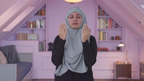 mujer musulmana feliz leyendo el namaz